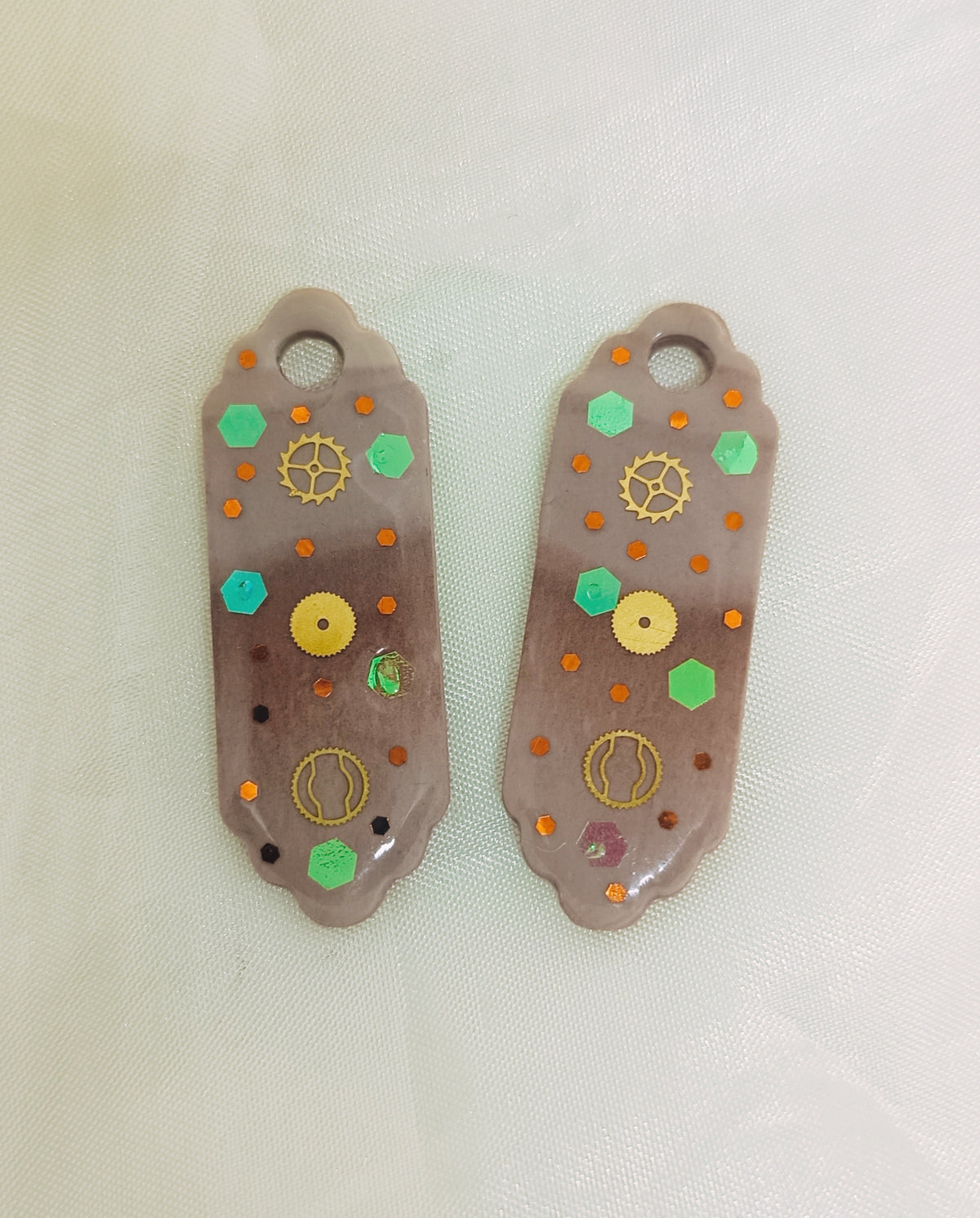 Pampille interchangeable en forme de ticket Tika au style Steampunk : marbré marron clair, paillettes vertes et oranges avec engrenages dorés incrustés - SoizElla