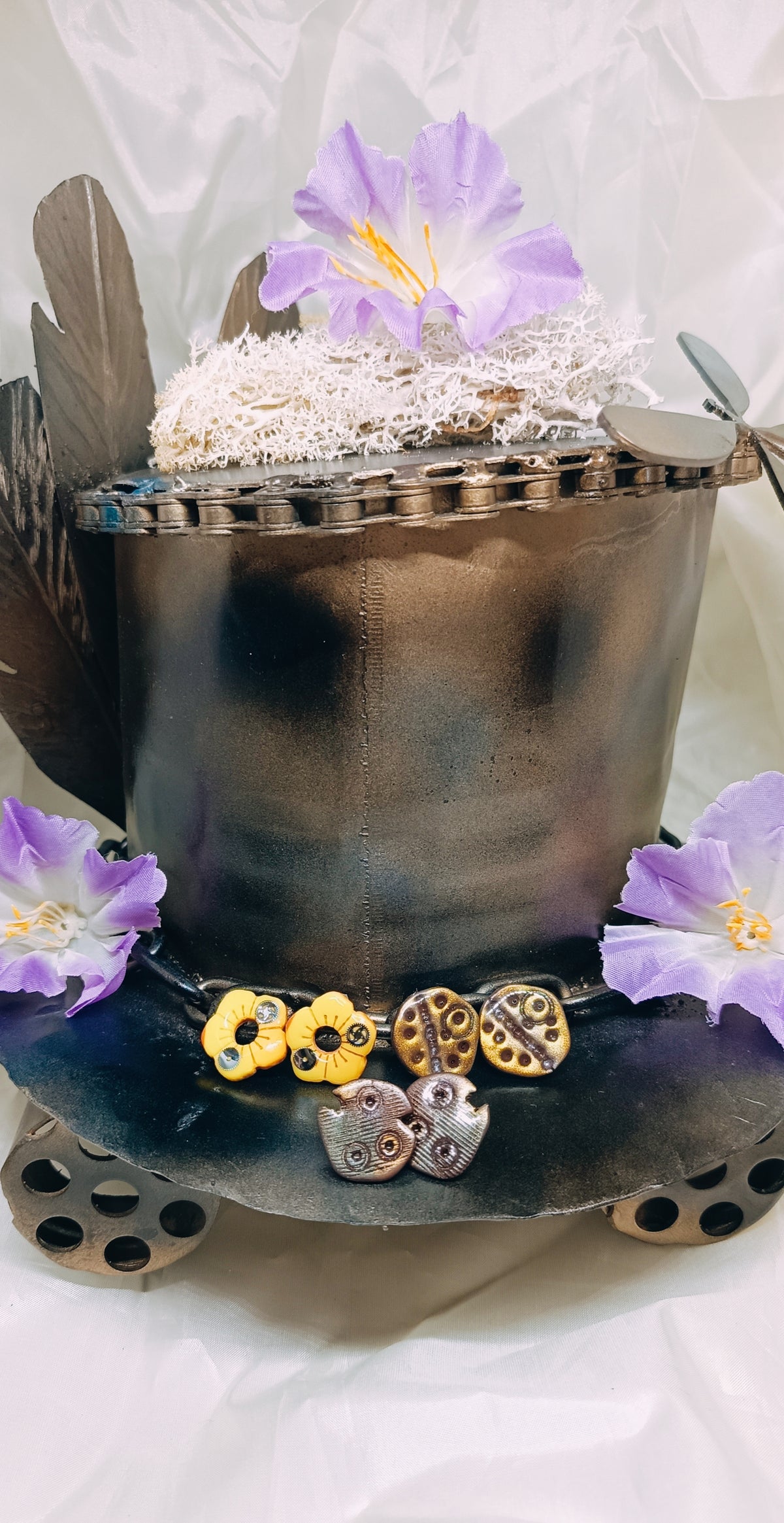 Puces d'oreilles Steampunk Metalya : fleur jaune orangé, puce ronde marron doré et puce crantée marron vert cuivré avec engrenages - SoizElla