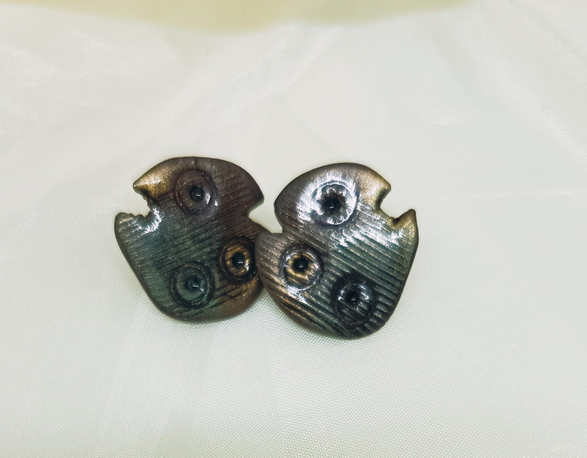 Puces d'oreilles Steampunk Metalya :  puce crantée marron vert cuivré avec texture industrielle - SoizElla