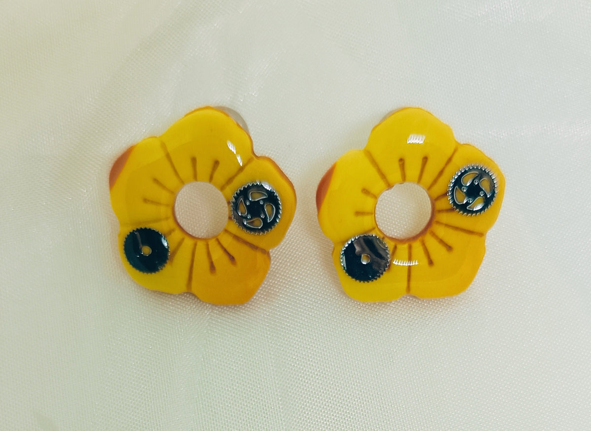Puces d'oreilles Steampunk Metalya : fleur jaune orangé, avec engrenages argentés- SoizElla