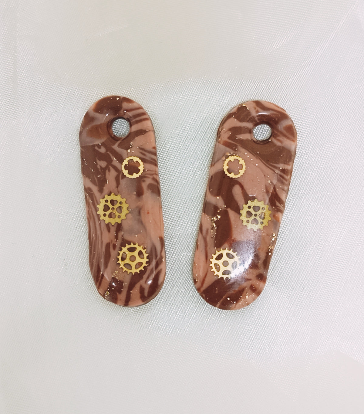 Pampille interchangeable Ovalys style Steampunk en marbré marron avec petits engrenages dorés incrustés - SoizElla