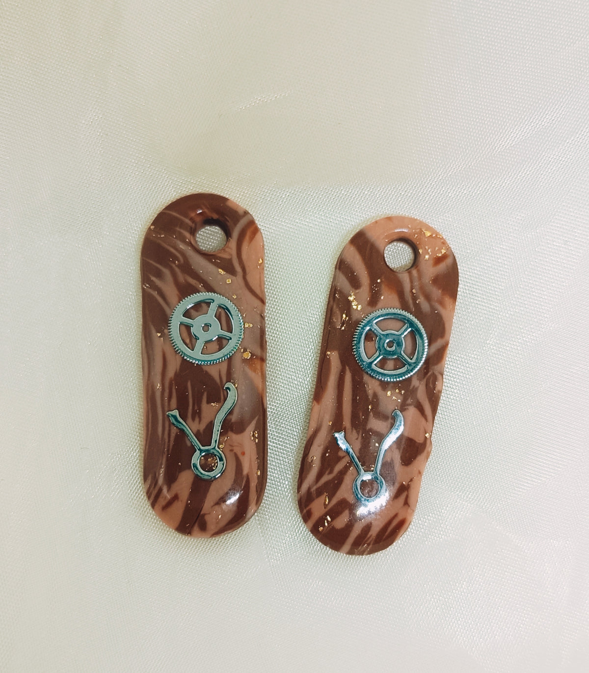 Pampille interchangeable Ovalys style Steampunk en marbré marron avec petits engrenages argentés